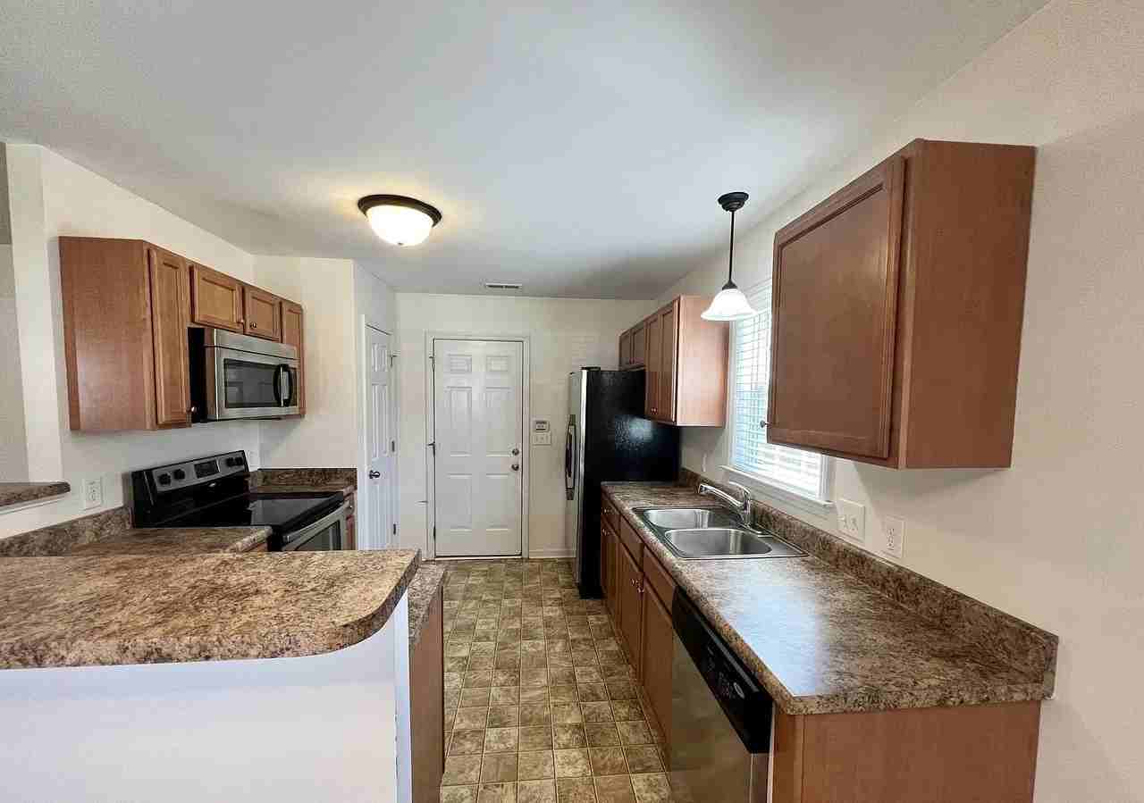 1003 Wt Whitehead Dr - Photo 3 of 19