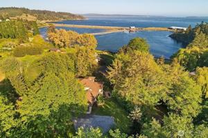 featured image of 33 N Bay Ln