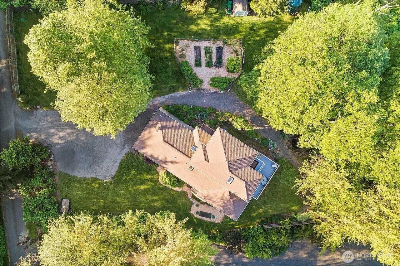 33 N Bay Ln - Photo 2 of 20