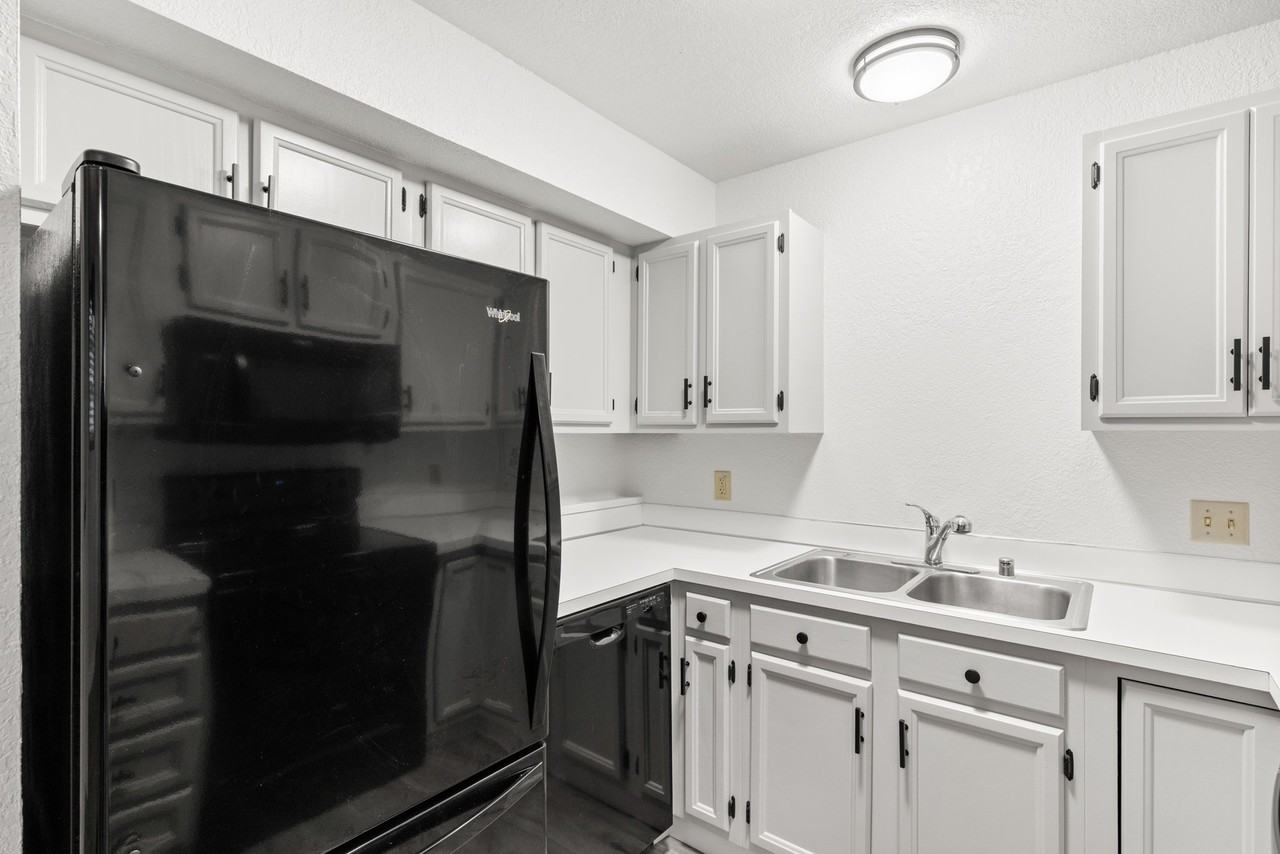 607 Avenue F #4 - Photo 7 of 20