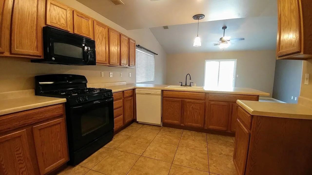 4328 E Oak Ave - Photo 4 of 8