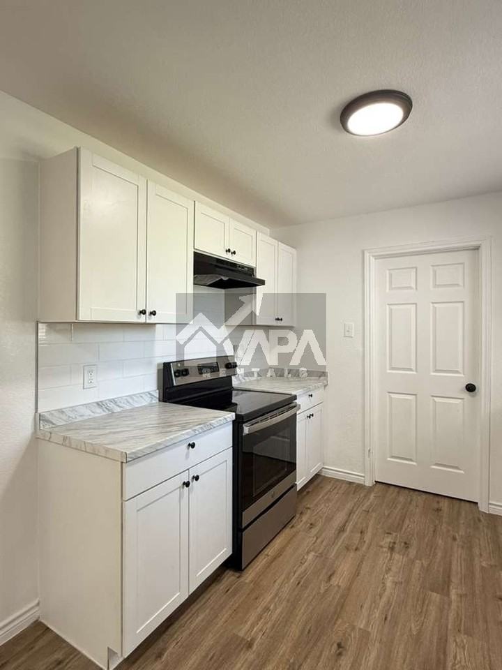 315 Jamaica Dr - Photo 4 of 19