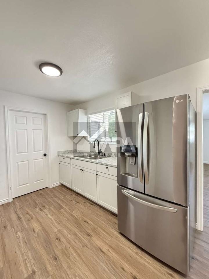 315 Jamaica Dr - Photo 5 of 19