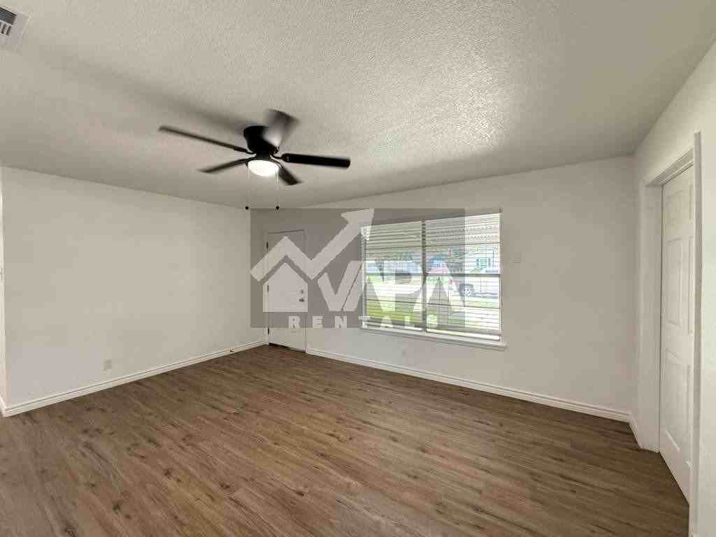 315 Jamaica Dr - Photo 7 of 19