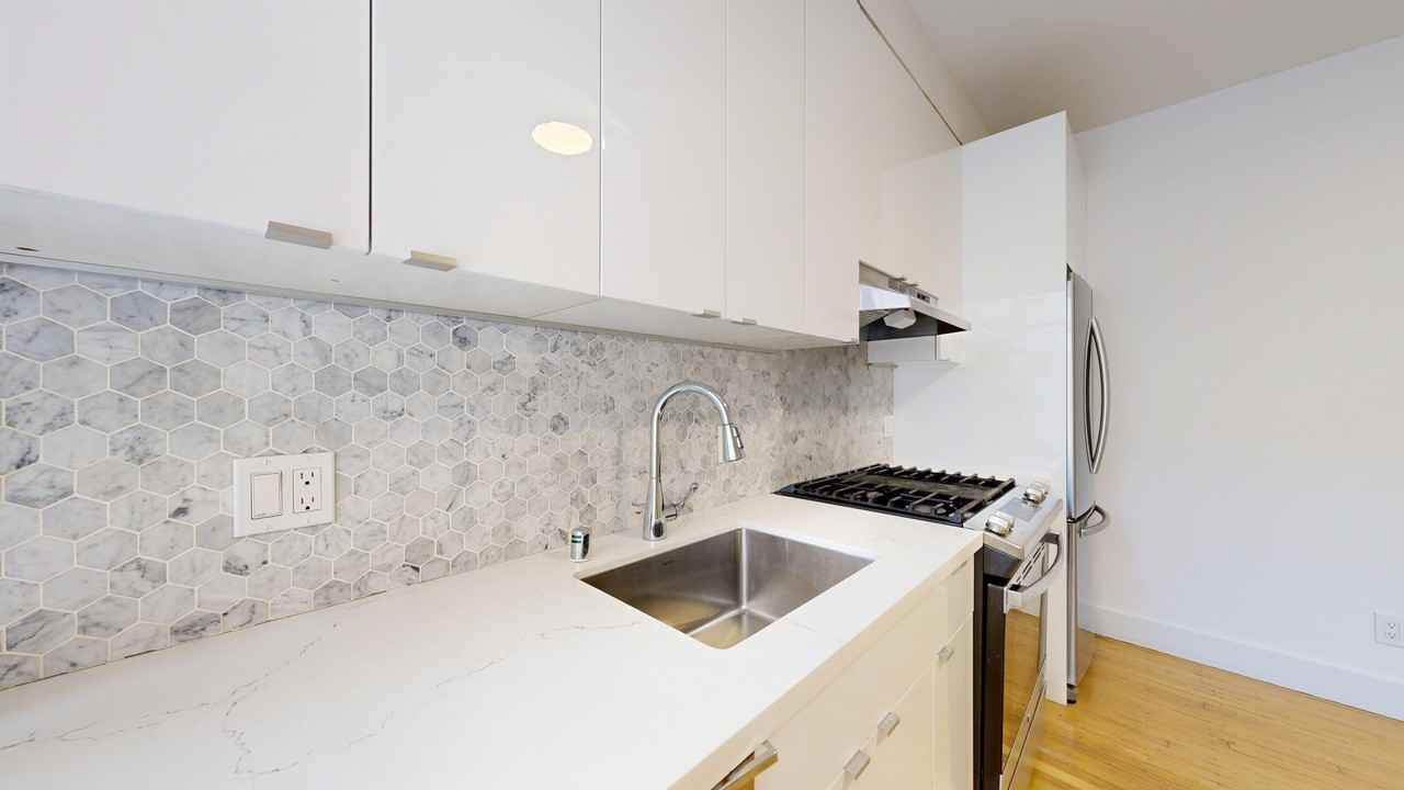 2942 Franklin St #12 - Photo 5 of 19