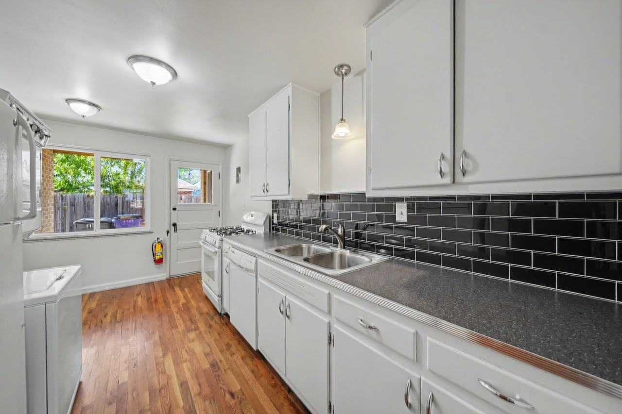 1437 Jasmine St - Photo 5 of 10