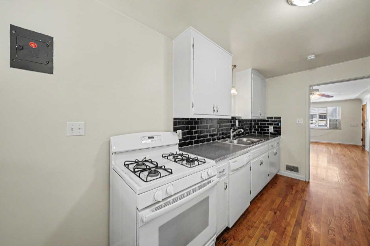 1437 Jasmine St - Photo 6 of 10