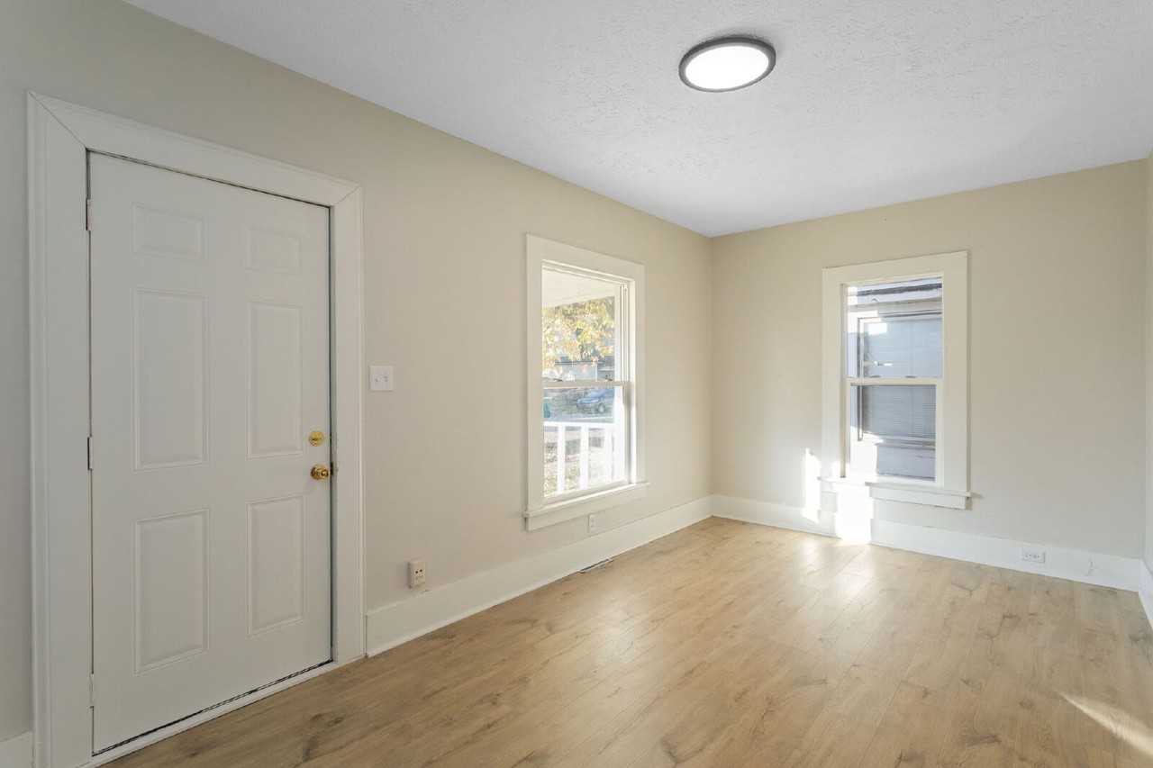 232 E Grove St - Photo 3 of 30
