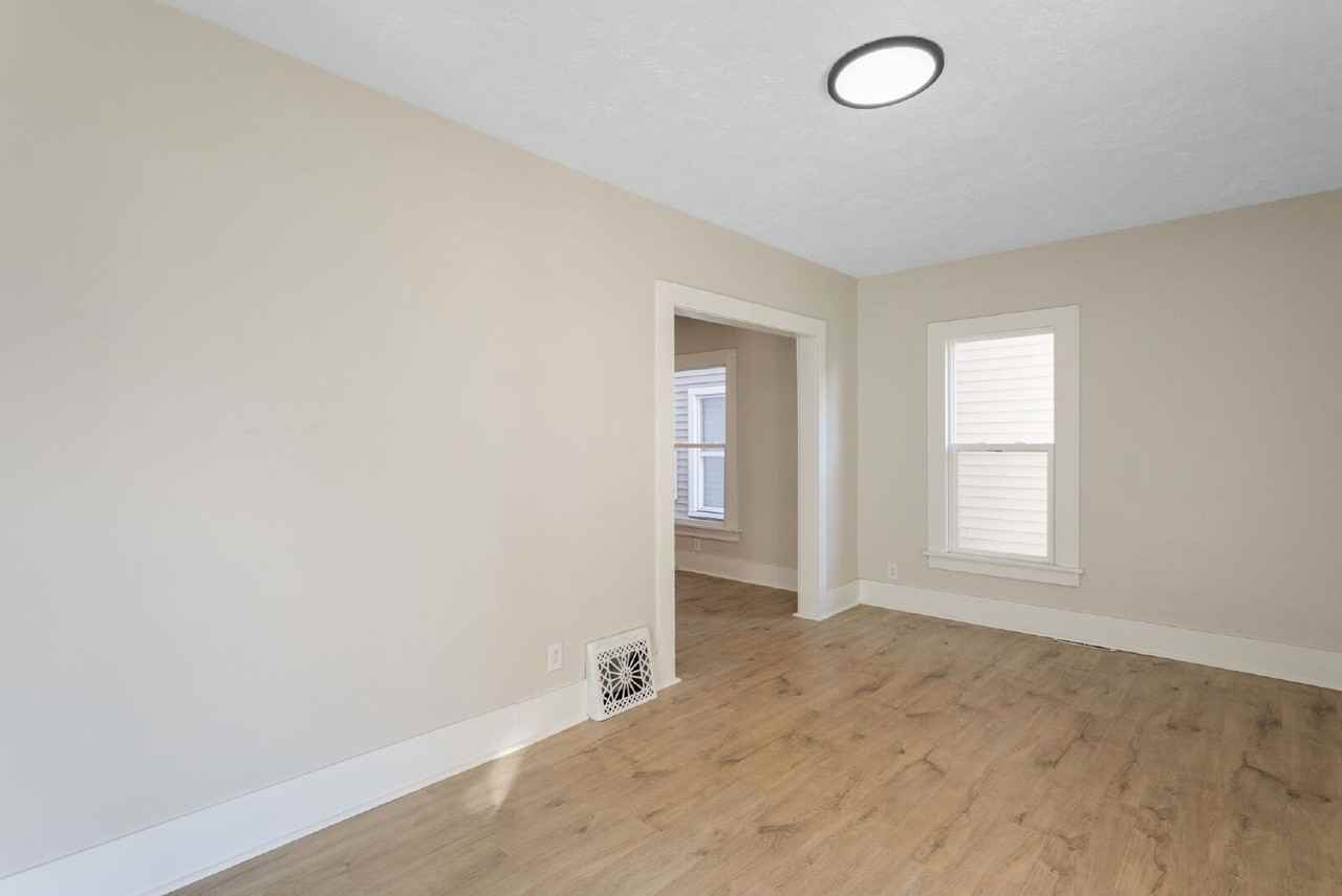 232 E Grove St - Photo 4 of 30