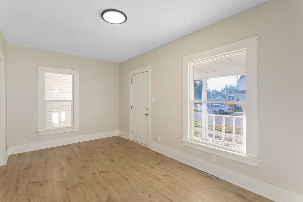 232 E Grove St - Photo 5 of 30