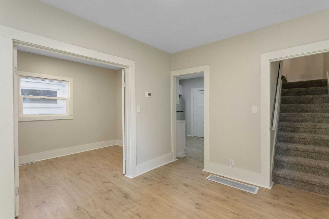 232 E Grove St - Photo 6 of 30
