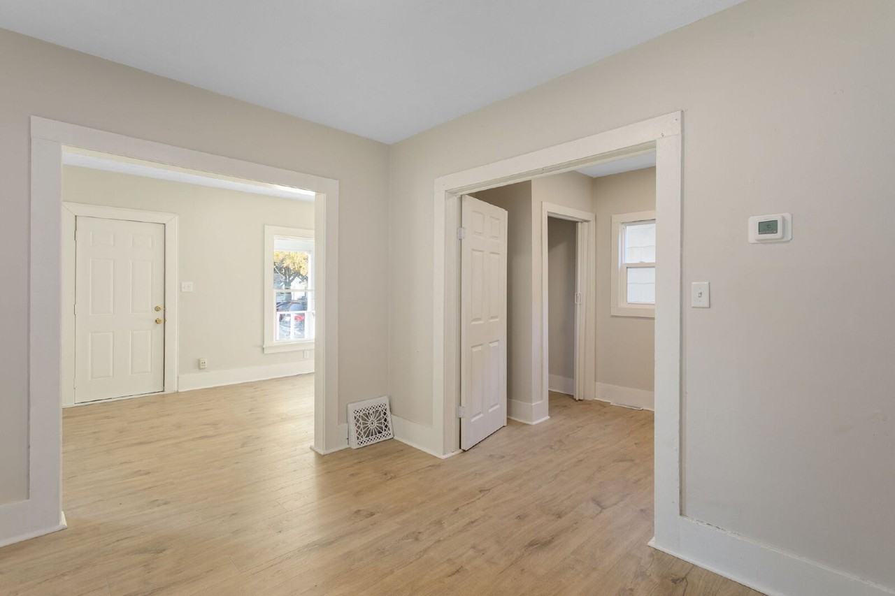 232 E Grove St - Photo 7 of 30