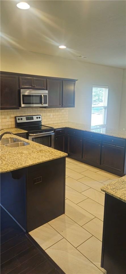 1524 N Leverett Ave - Photo 4 of 16
