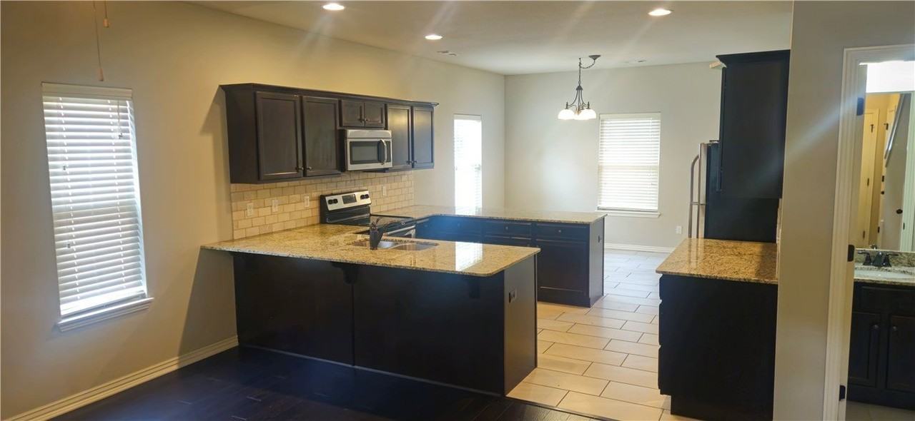 1524 N Leverett Ave - Photo 5 of 16
