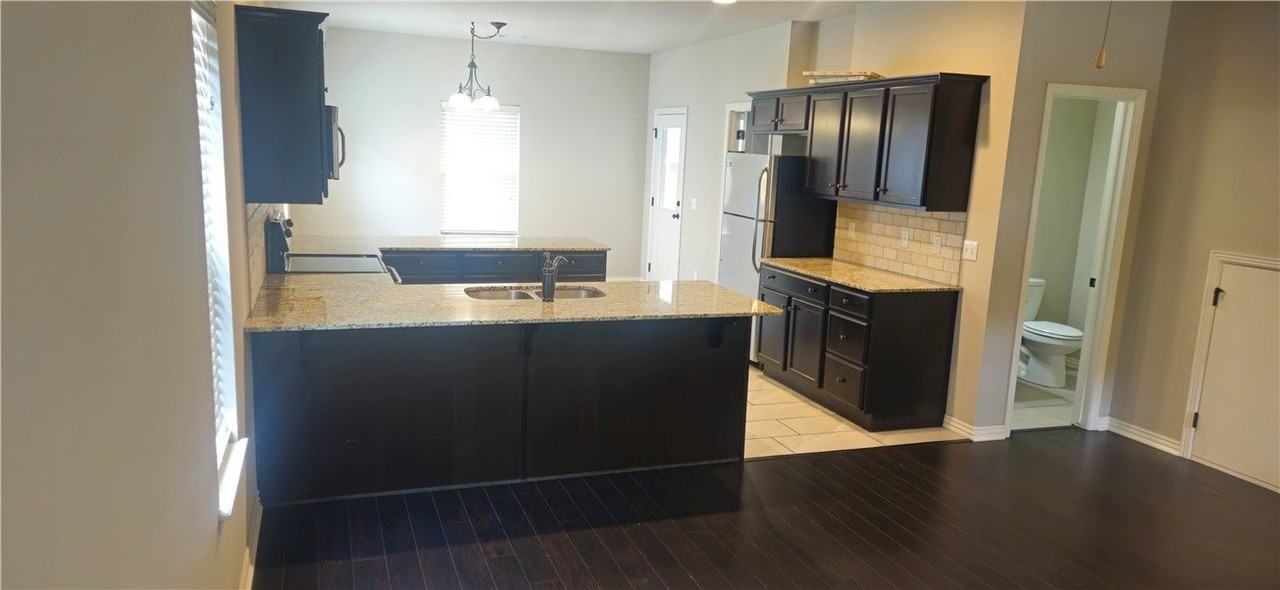 1524 N Leverett Ave - Photo 6 of 16