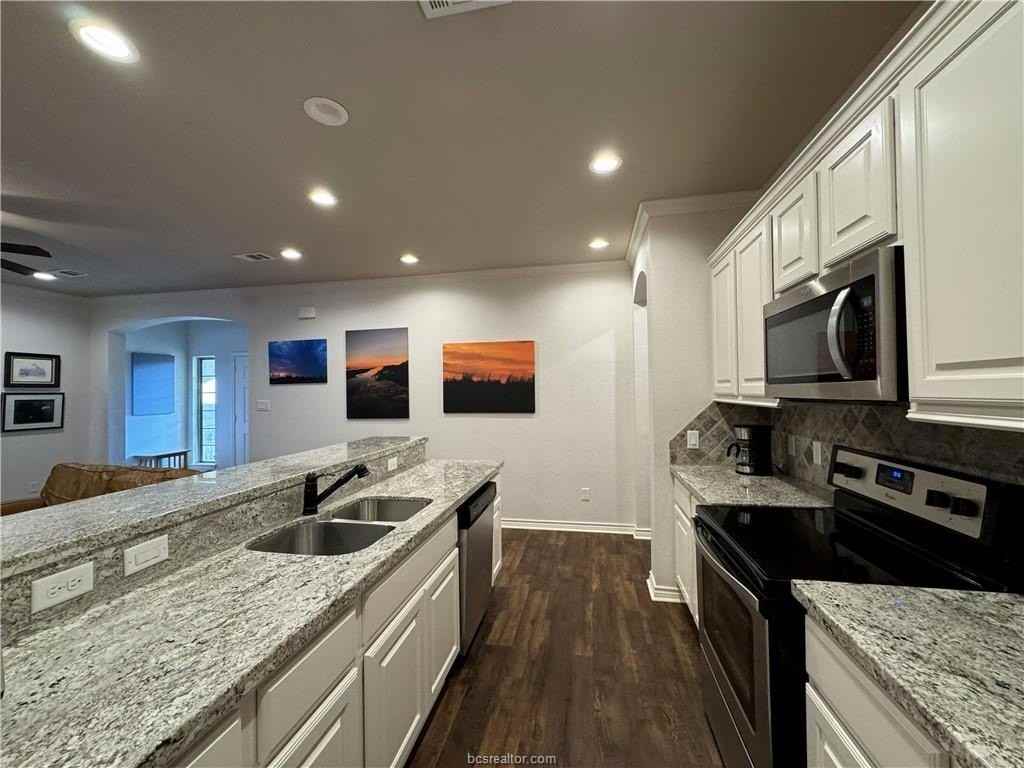 1761 Dakota Ln - Photo 5 of 22