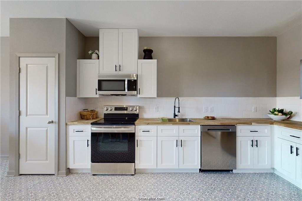 101 W 31st St #302 - Photo 2 of 9