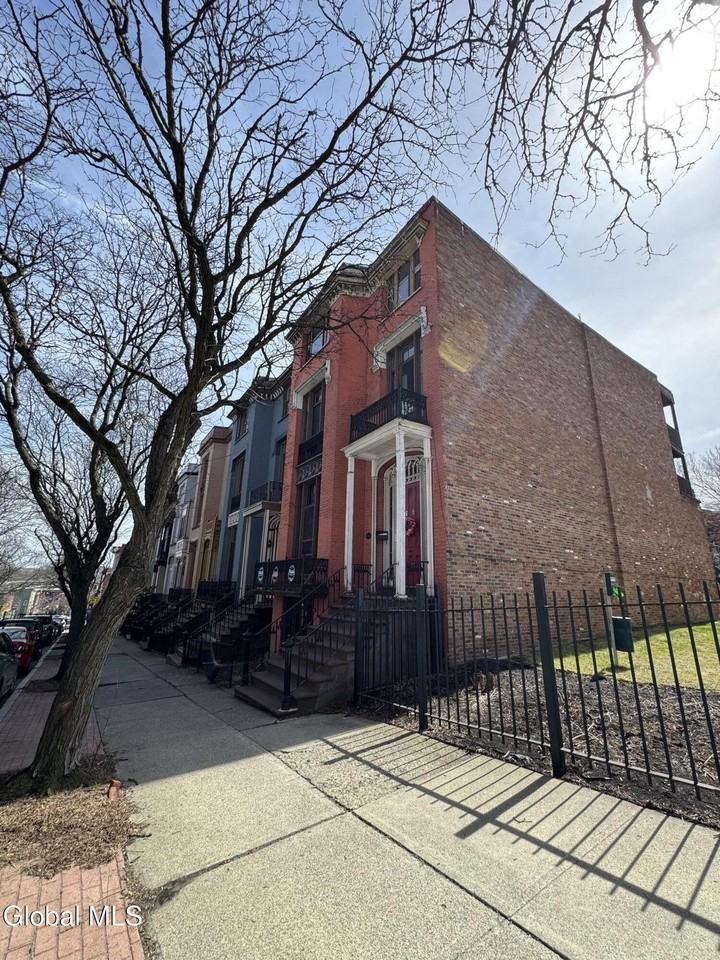 2 Madison Pl #1 - Photo 4 of 11