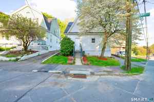 featured image of 2 Oakland Ave