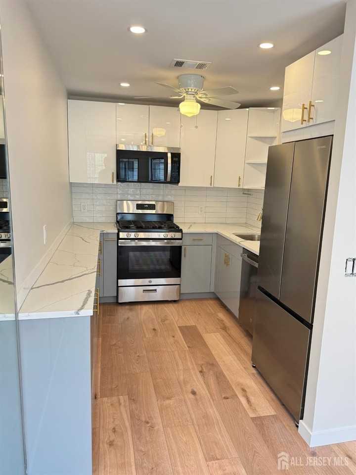 1511 Pebble Pl - Photo 3 of 24