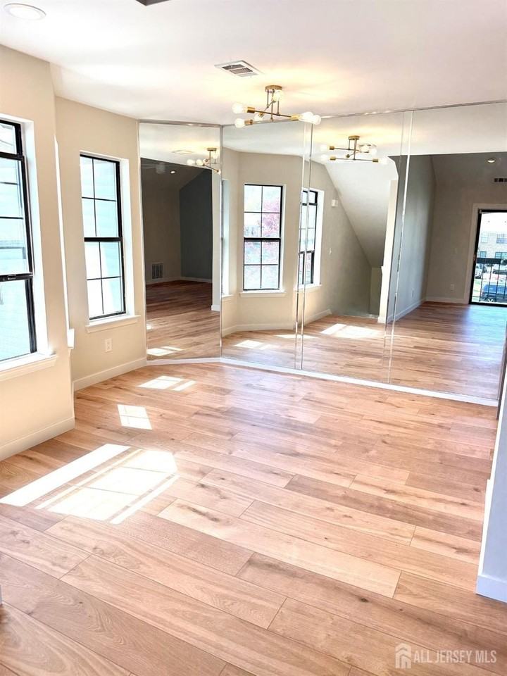 1511 Pebble Pl - Photo 4 of 24