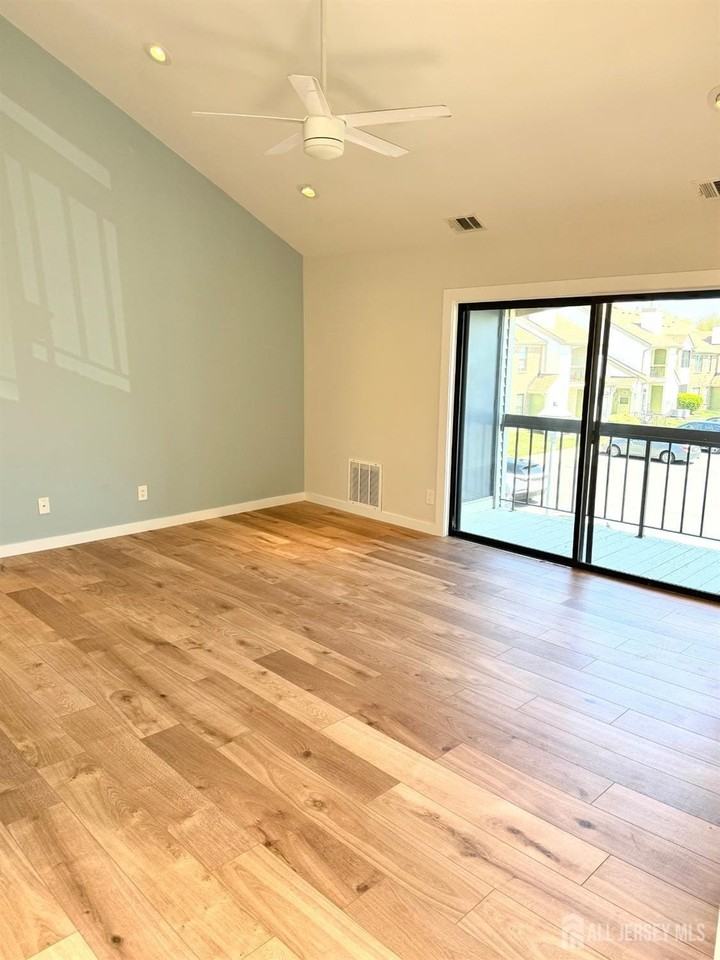 1511 Pebble Pl - Photo 5 of 24
