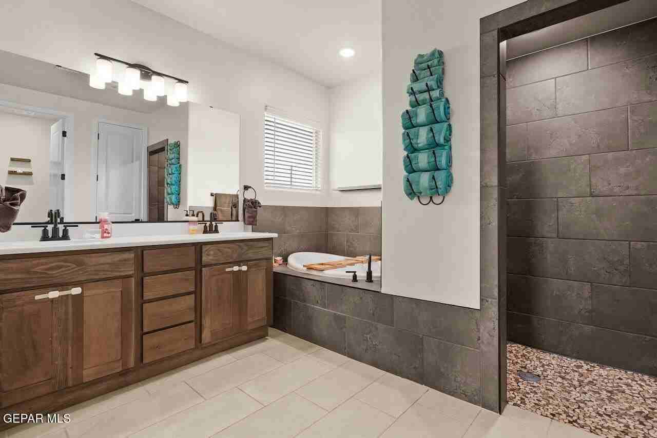 13183 Emerald Isle St - Photo 4 of 38