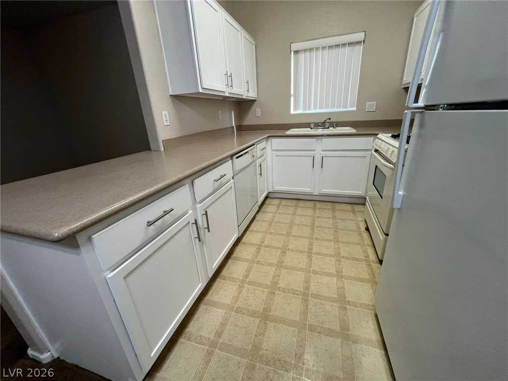 2291 W Horizon Ridge Pkwy #4222 - Photo 5 of 30