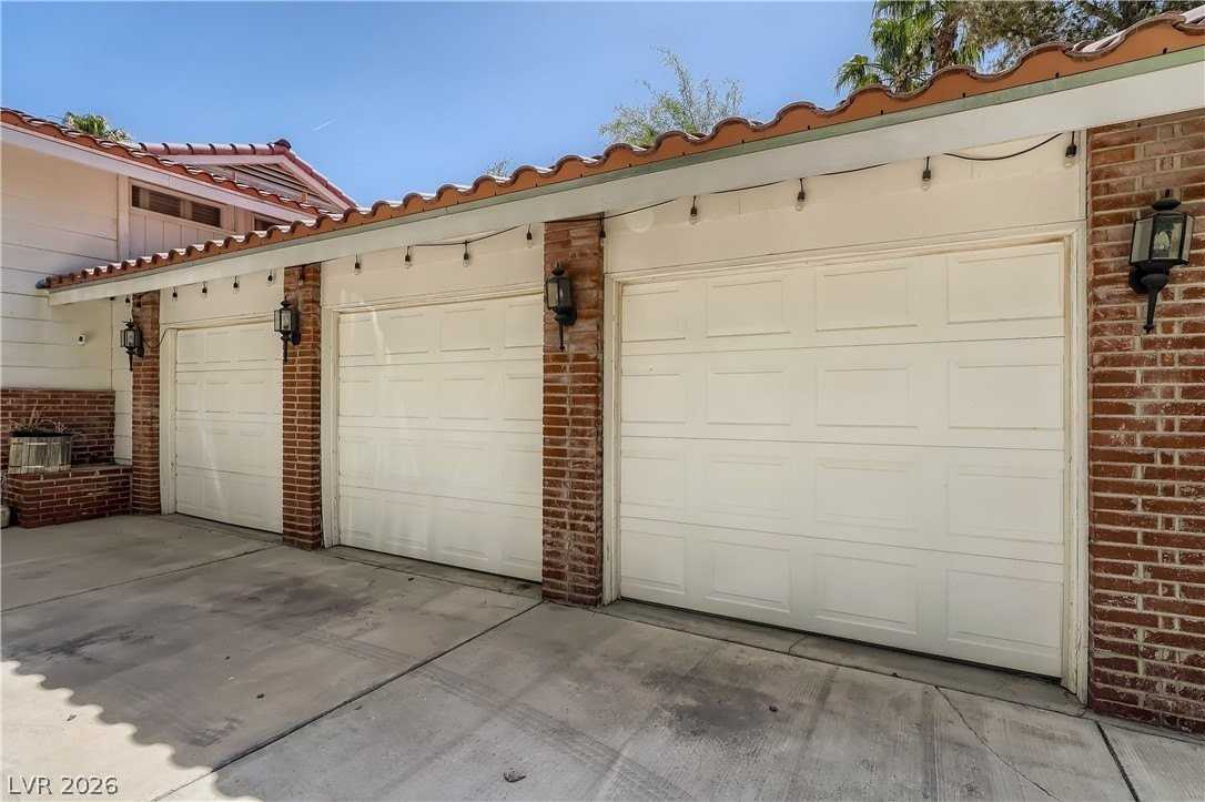7082 Mira Vista St - Photo 4 of 35