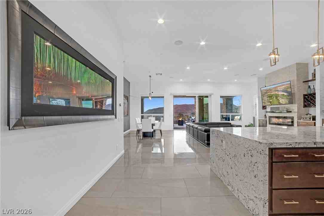 9 Porto Malaga St - Photo 5 of 48