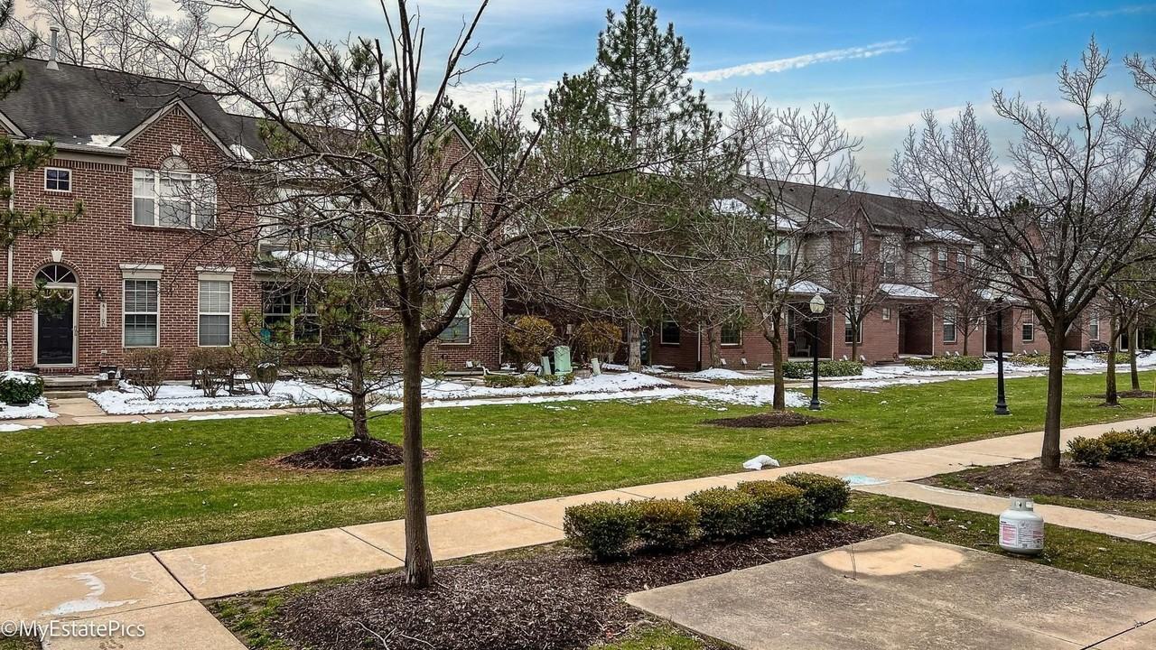 41101 N Maplewood Dr - Photo 2 of 32