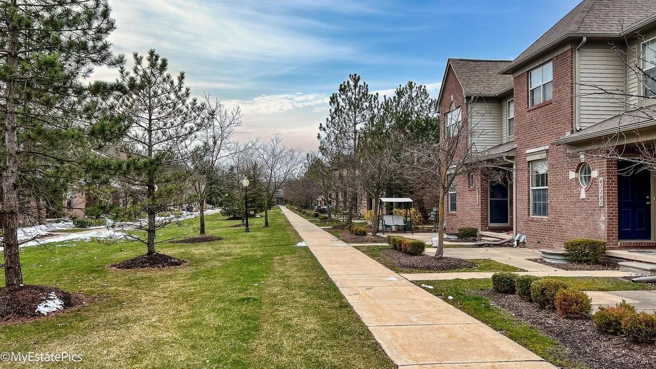 41101 N Maplewood Dr - Photo 3 of 32