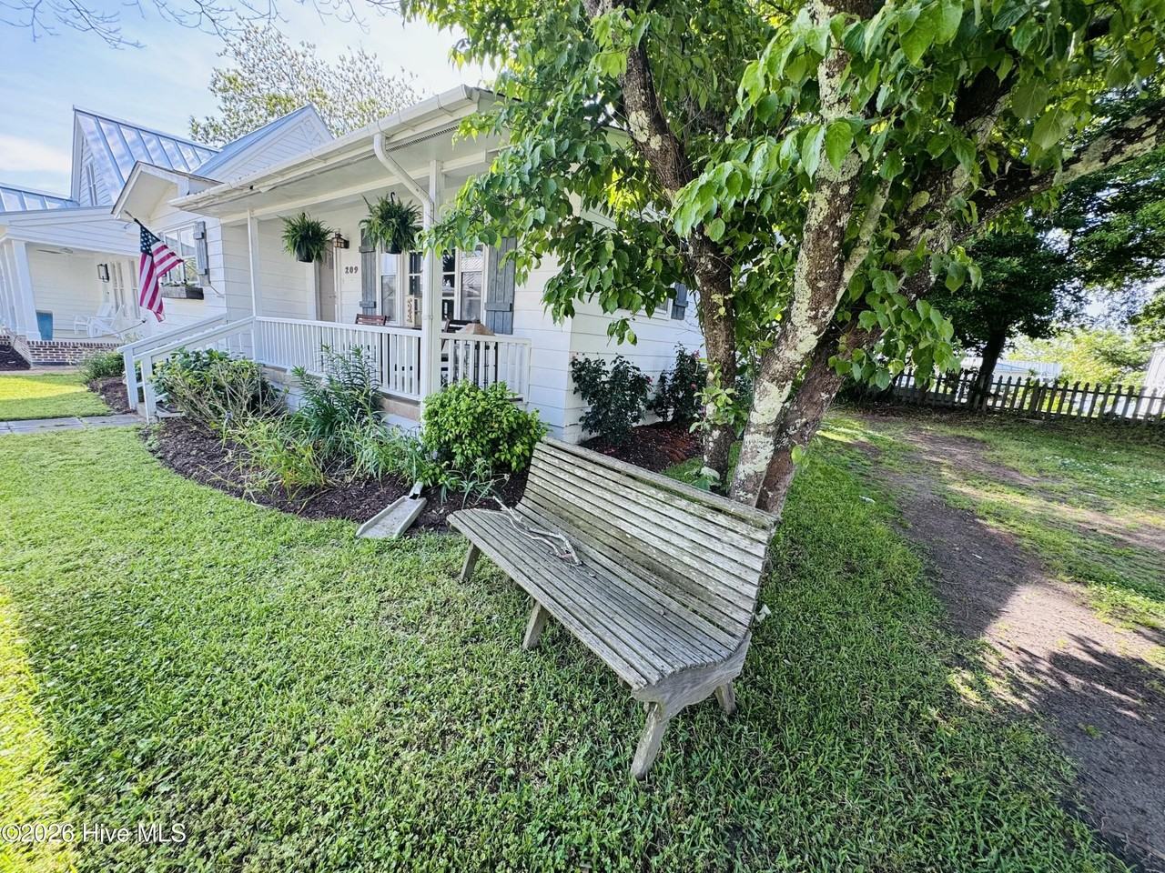 209 S Walnut St - Photo 2 of 18