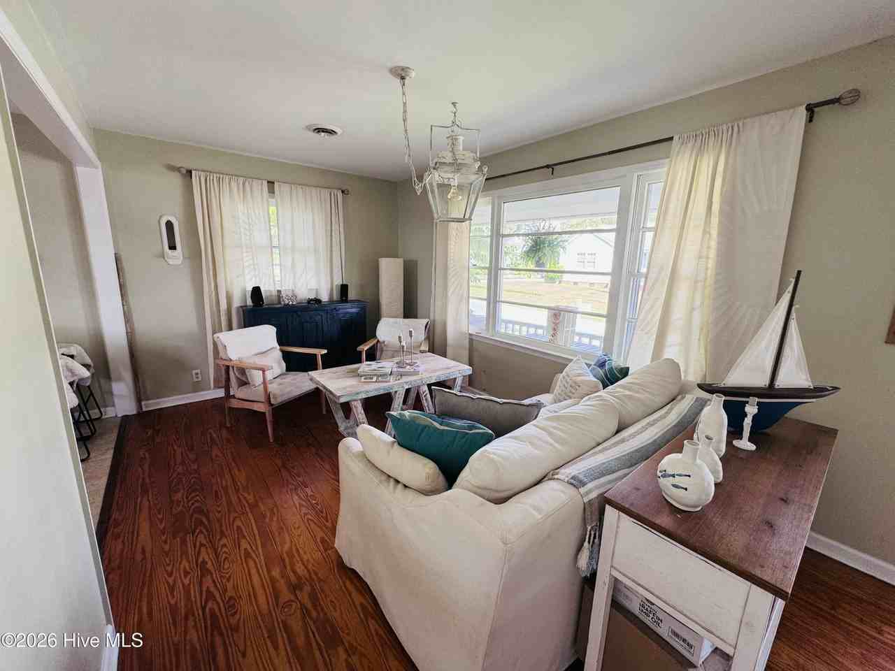 209 S Walnut St - Photo 4 of 18