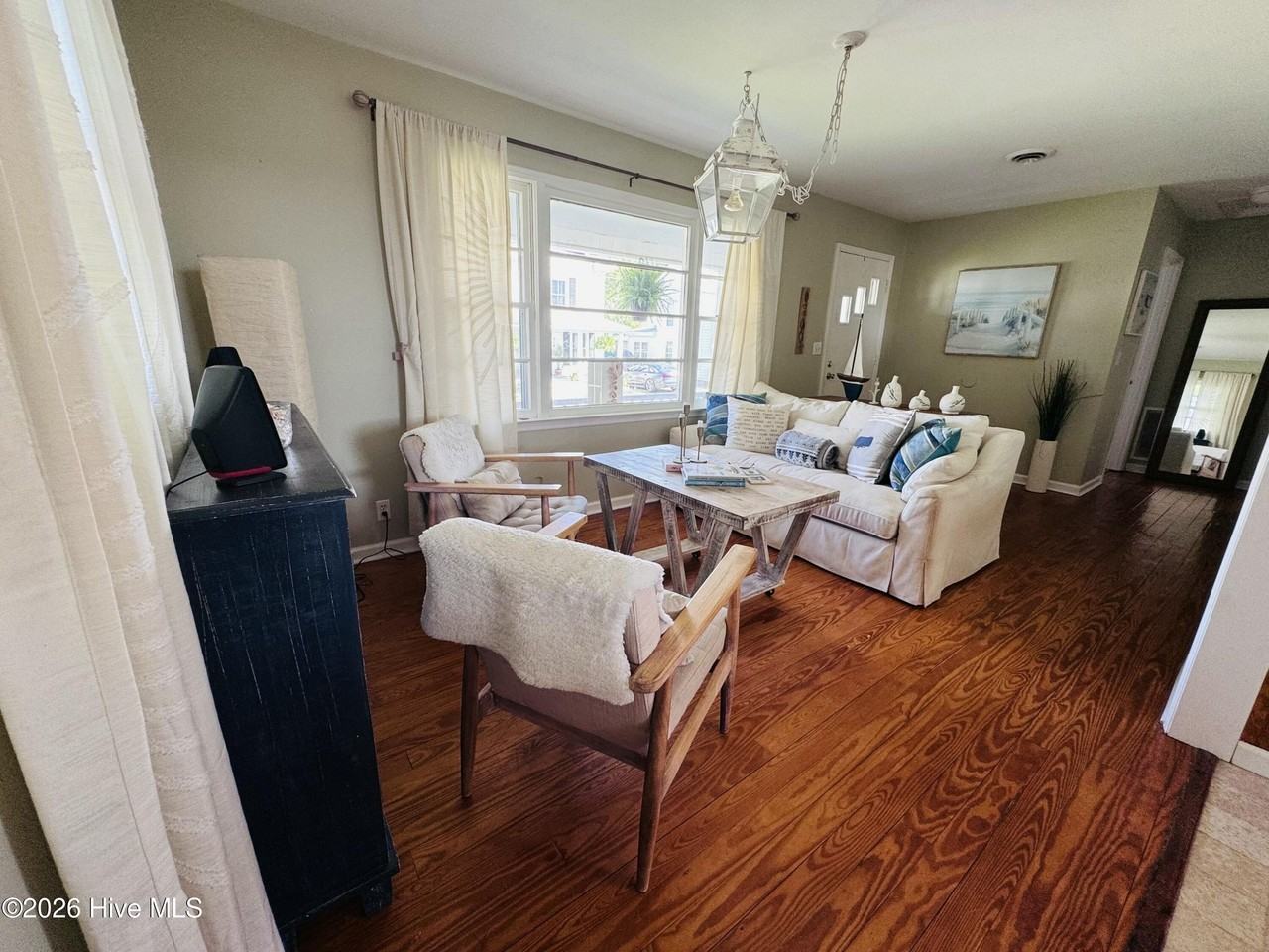 209 S Walnut St - Photo 6 of 18