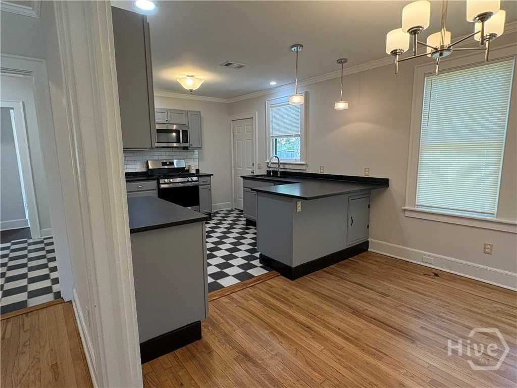809 E 32nd St - Photo 6 of 13
