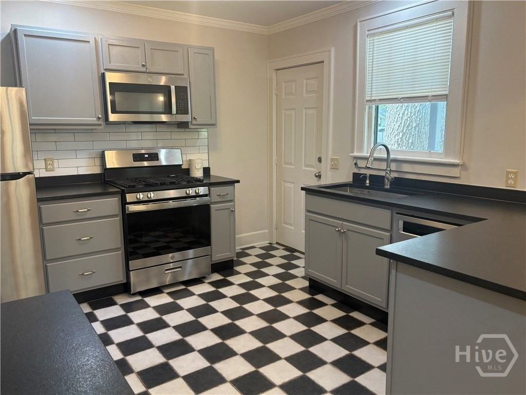 809 E 32nd St - Photo 7 of 13
