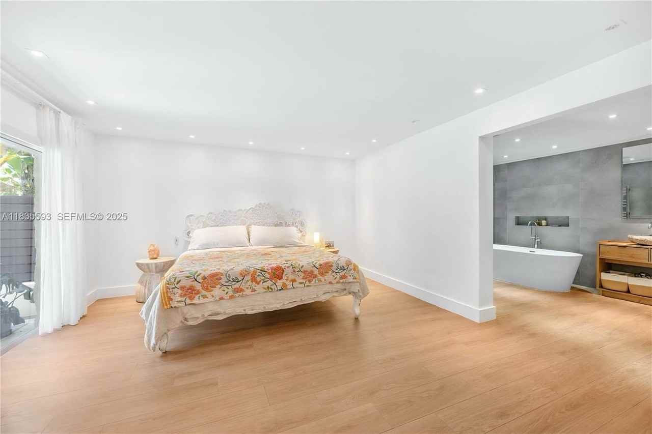 465 Ne 112th St - Photo 5 of 8