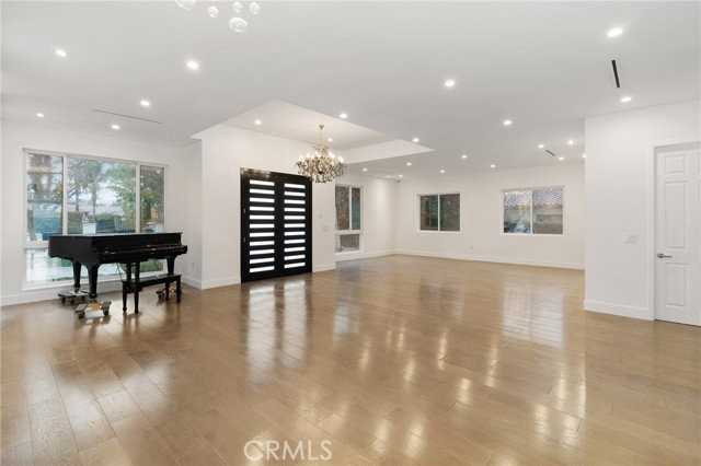 22904 Calvert St - Photo 2 of 8