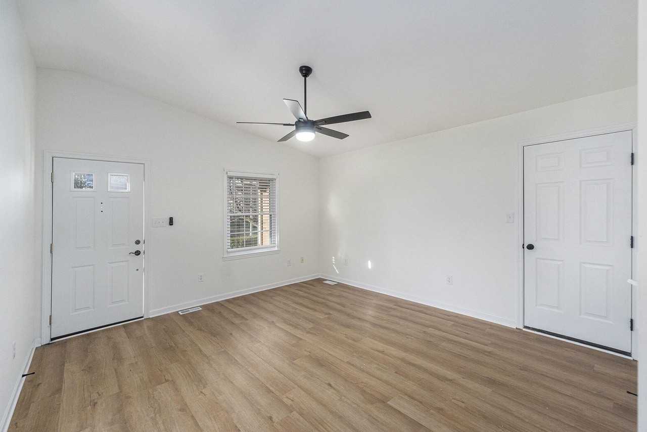 3126 Arrowhead Dr - Photo 3 of 17