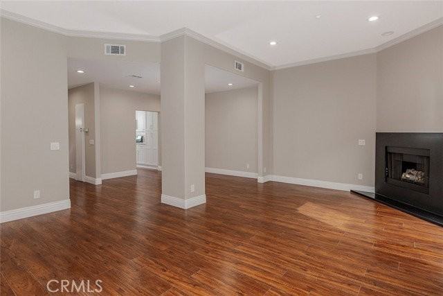 2345 Montrose Ave #8 - Photo 5 of 8