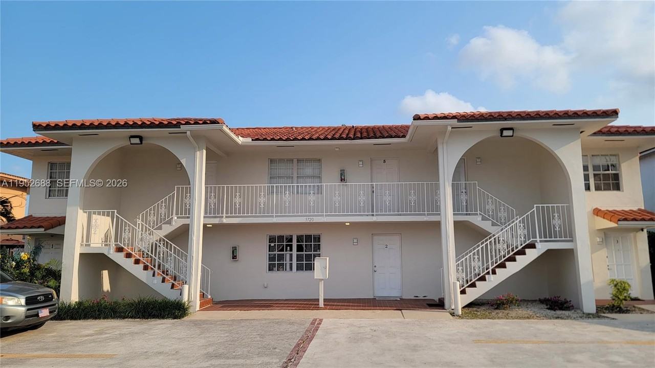 5720 Sw 5th St - Photo 2 of 8