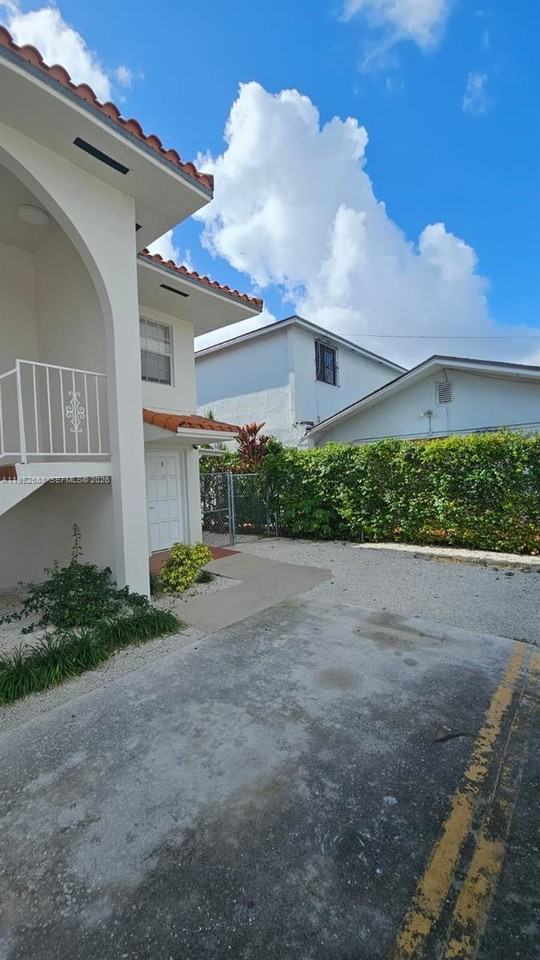 5720 Sw 5th St - Photo 3 of 8