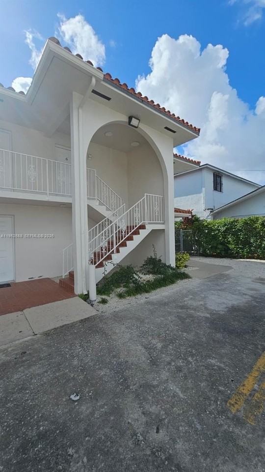5720 Sw 5th St - Photo 4 of 8