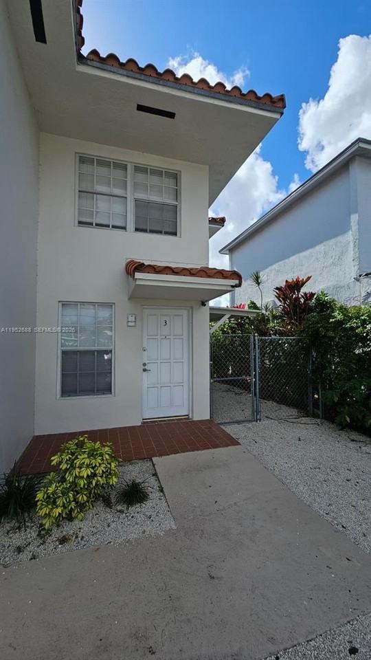 5720 Sw 5th St - Photo 5 of 8