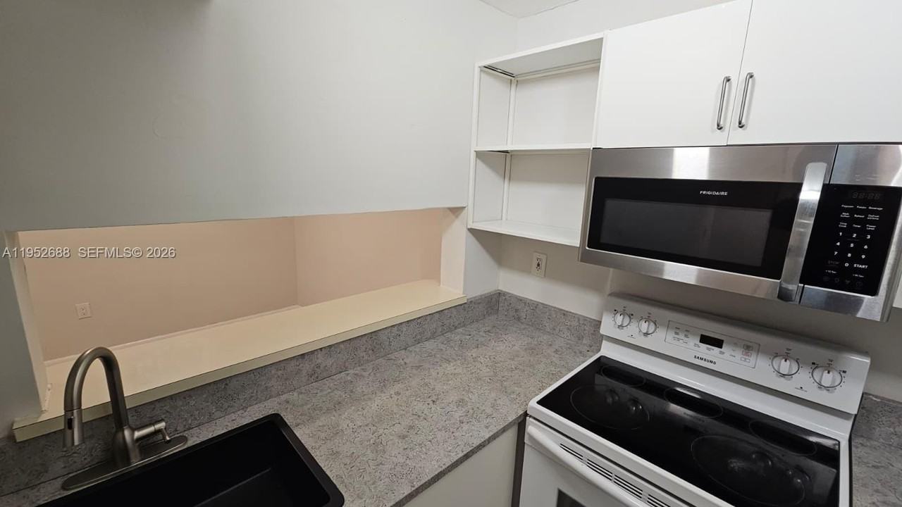 5720 Sw 5th St - Photo 6 of 8