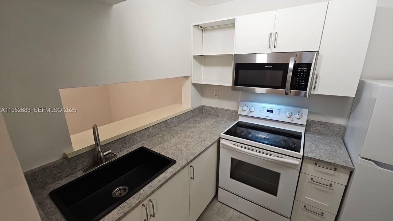 5720 Sw 5th St - Photo 7 of 8