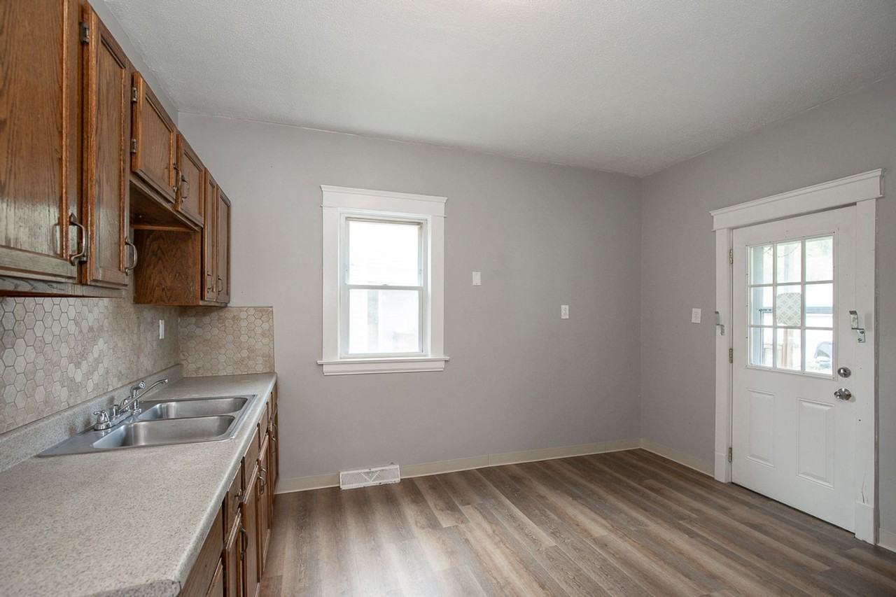 15401 Grovewood Ave - Photo 7 of 29