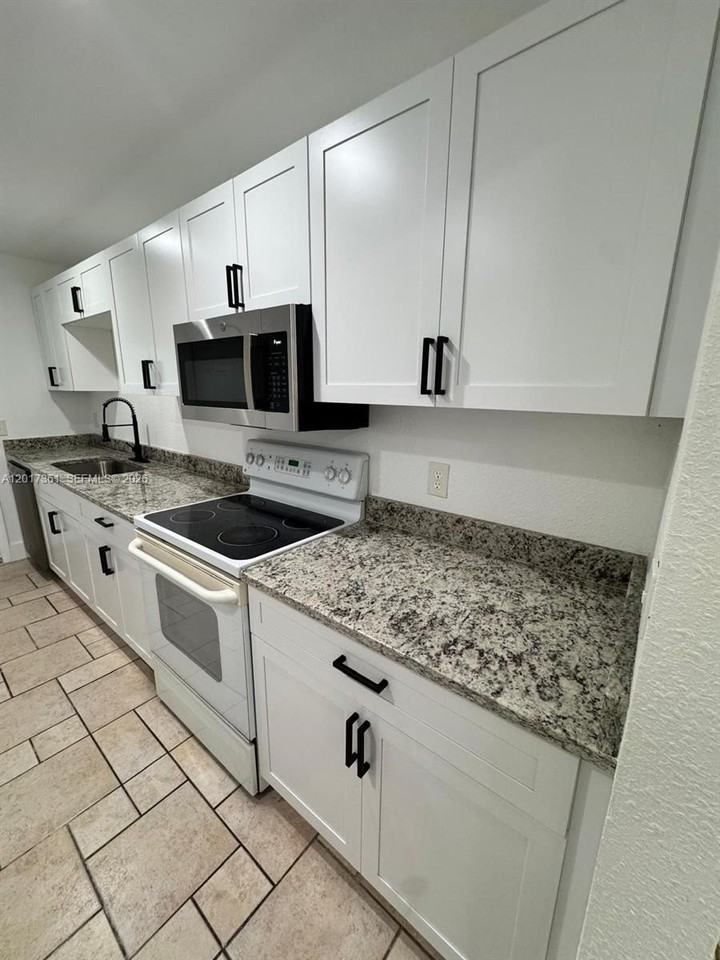 725 Northlake Blvd #4 - Photo 3 of 14