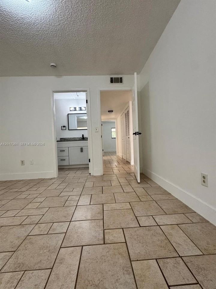 725 Northlake Blvd #4 - Photo 6 of 14